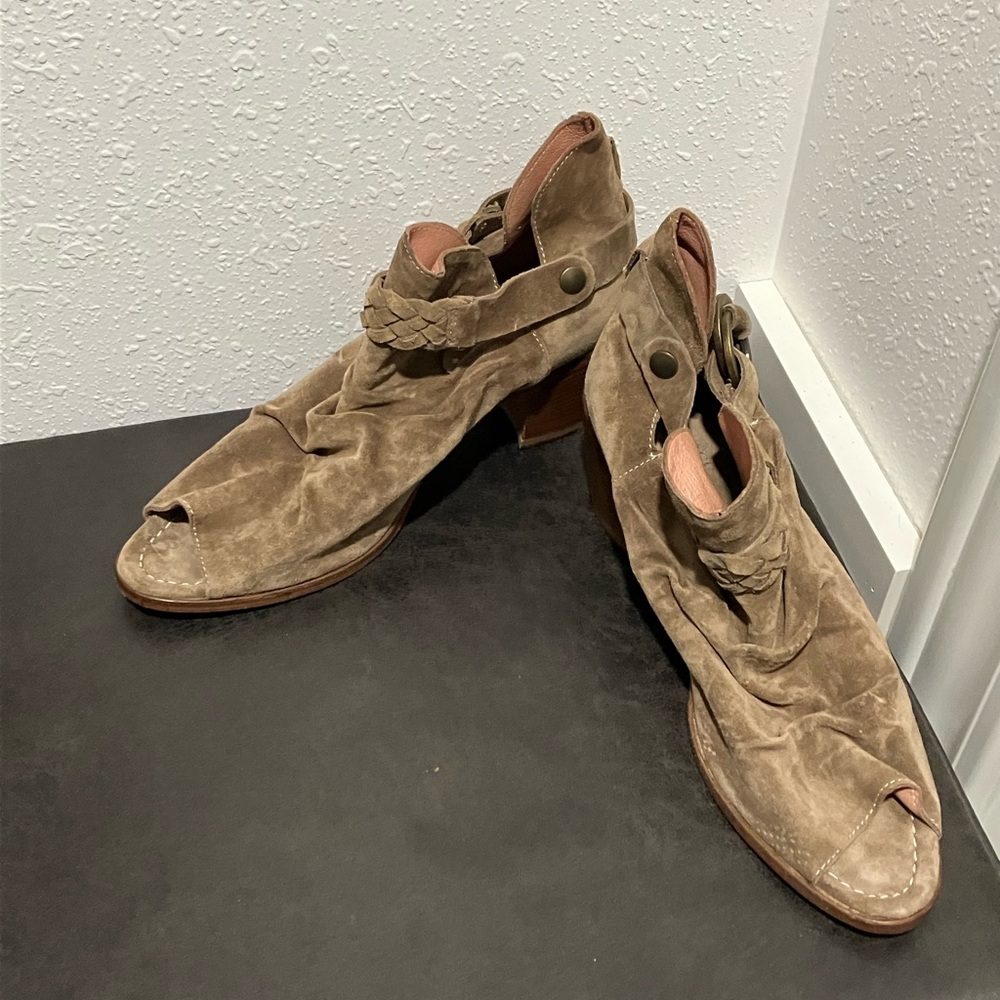 Sundance Booties With Open Toe And Heel Size 41 - image 7